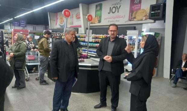 مدیرکل تعاون، کار و رفاه اجتماعی استان همدان در بازدید از فروشگاه‌ها و تأکید بر «ثبات قیمت کالاهای اساسی، مسئولیت همه است»