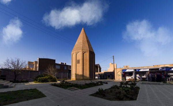 برج آجری قربان یادگاری تاریخی در قلب همدان