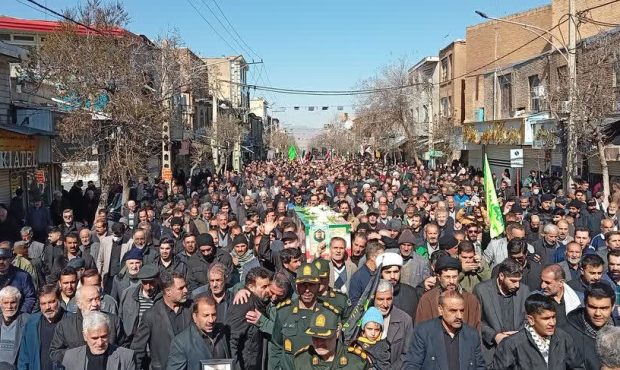 تشییع پیکر شهدای حملات آمریکا روی دستان تویسرکان تشییع پیکر شهدای حملات آمریکا روی دستان تویسرکان